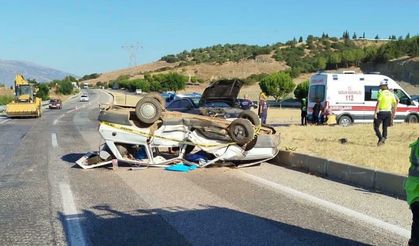 Manisa'da kavşakta kaza: 1 ölü, 3 yaralı