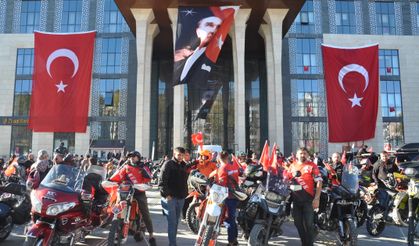 Kütahya'da motosikletlilerden 'Cumhuriyet Korteji'
