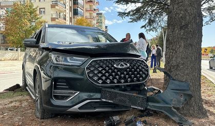 Uşak'ta cip ağaca çarptı: 2 kişi yaralı