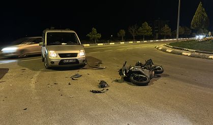 Kavşakta feci kaza: Motosiklet sürücüsü hastanelik oldu!