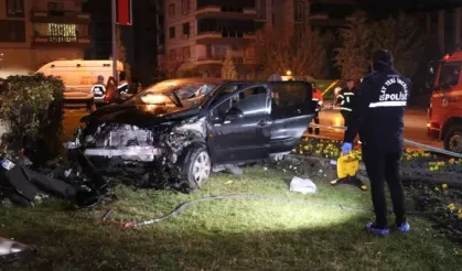 Denizli'de anıta çarpan otomobildeki 2 kişi yaralandı