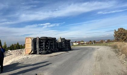 Uşak'ta devrilen tırın sürücüsü yaralandı