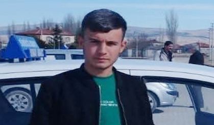 Seyir halindeki otomobilin kapısı açılınca düşerek öldü