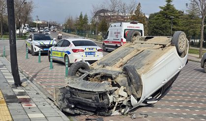 Takla atan otomobildeki 2 kişi yaralandı