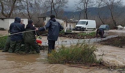 Sağanak sonrası mahsur kalan 2 kişi ekipler tarafından kurtarıldı