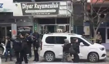 Kuyumcuya biber gazıyla saldırıp 1 kilo altın çaldılar!