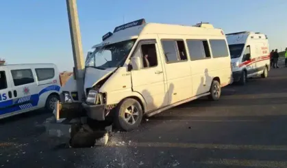Tarım işçilerini taşıyan minibüs direğe çarptı: 15 yaralı