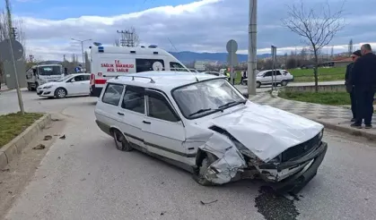 Kütahya'da otomobiller çarpıştı: 2 yaralı