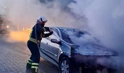 Park halindeki otomobil alev aldı: Kullanılamaz hale geldi