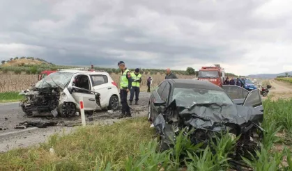 İki otomobil çarpıştı: Kazada 3 kişi hastanelik!