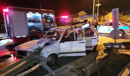Kontrolden çıkan otomobil bariyerlere çarptı: 3'ü çocuk 5 yaralı!