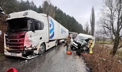 Ödemiş'te tırla çarpışan minibüsteki 2 kişi yaralandı