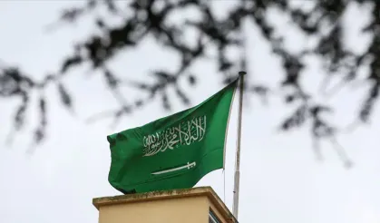 Riyad semalarında duman görüldü: Diplomatik bölgede güvenlik uyarısı