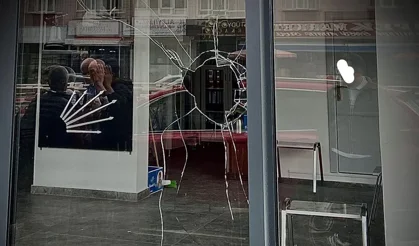 CHP'nin ilçe başkanlığına taşlı saldırı!
