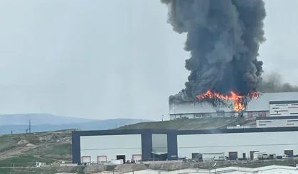 Dumanlar yükseldi: Ankara'da mobilya deposunda yangın