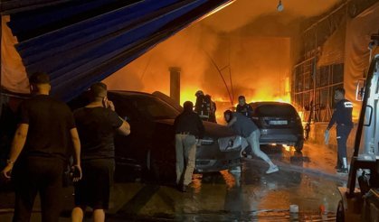 Antalya'da tamirhanede korkutan yangın: 5 araç kül oldu