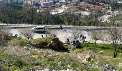 El freni çekilmeyen otomobil şarampole yuvarlandı