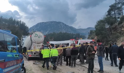 Minibüsle beton mikseri çarpıştı: 7 ölü, 3 yaralı