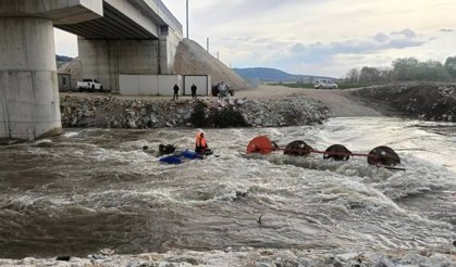 Dereyi traktörle geçmek isterken faciadan dönüldü