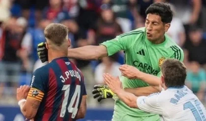 Kırmızı kart gördü, çılgına döndü: Rakibini yumrukladı!