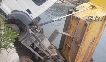 Bodrum'da denize düşen hafriyat kamyonundaki 2 kişi yaralandı
