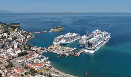 Kuşadası'na 4 kruvaziyerle 10 bin 800 turist geldi