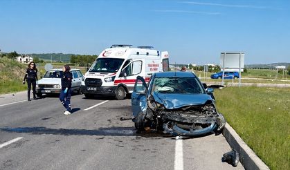 Kütahya'da iki otomobilin çarpıştığı kazada 4 kişi yaralandı