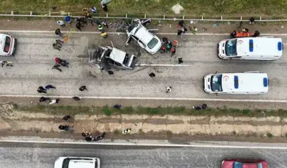 Trafik kazası bir aileyi yok etti: 1'i çocuk 3 ölü
