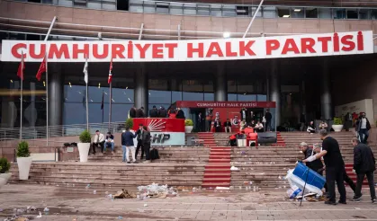 CHP Genel Merkezi’nde polis müdahalesinin izleri siliniyor