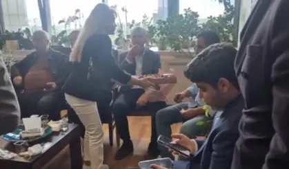 Kılıçdaroğlu'nun ekibinden Genel Merkez'de çikolatalı kutlama!