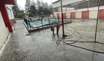 Afyonkarahisar'da dolu yağışı etkili oldu