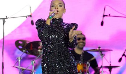 Şarkıcı Demet Akalın Manisa'da konser verdi