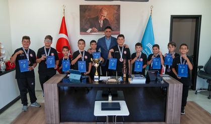 Türkiye üçüncüsü olan halk oyunları ekibinden Başkan Acar'a ziyaret