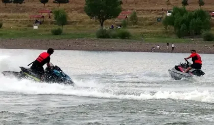 Jet ski ile yurt dışına kaçmaya çalışırken yakalandılar!