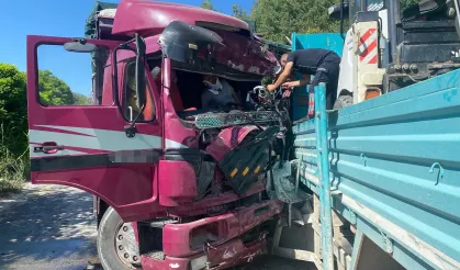 Manisa'da iki kamyonun çarpıştığı kazada 1 ölü, 1 yaralı!