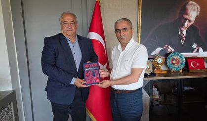 Mesut Öztürk’ten Kaymakam Güney’e Helvacı Kilimi kitabı takdimi