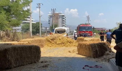 TIR'daki saman balyaları, minibüsün üzerine düştü: 1 kişi hastanelik!