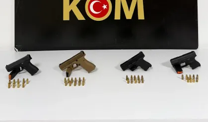 Çantalarında ruhsatsız silah ele geçirilen 4 kişi gözaltına alındı!
