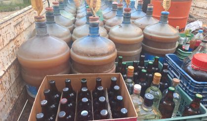 İzmir'de kaçak içki operasyonu: Yüzlerce litre şüpheli sıvı ele geçirildi!