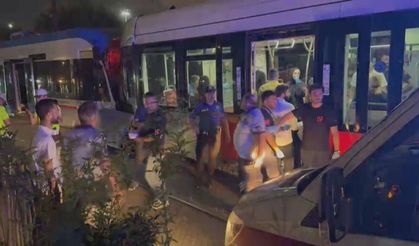 Zeytinburnu'nda 2 tramvay kafa kafaya çarpıştı