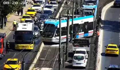 Beyoğlu'nda tramvay raydan çıktı!