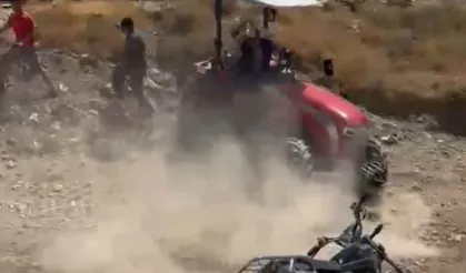 Tartıştığı kişilerin üzerine traktör sürdü