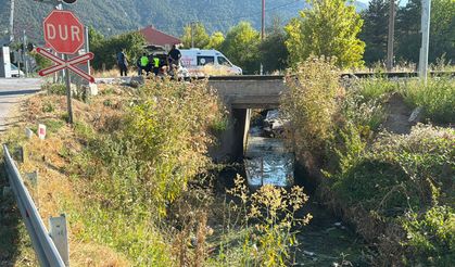 Kanala devrilen otomobilin sürücüsü yaralandı
