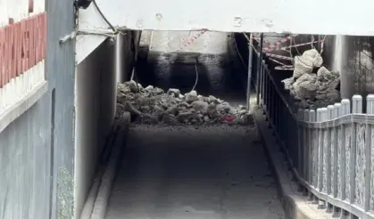 Alt geçidin tavanı çöktü: Yol ulaşıma kapandı