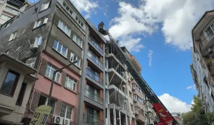Çatıdaki çıplak turist mahalleyi alarma geçirdi