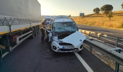 Kamyonet ile otomobilin çarpışması sonucu 4 kişi yaralandı
