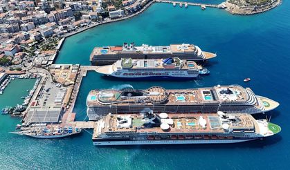 Kuşadası'na 2 kruvaziyerle 8 bin 200 turist geldi!