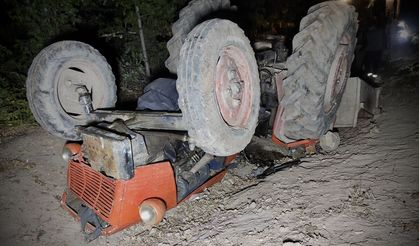 Kütahya'da devrilen traktörün sürücüsü yaralandı