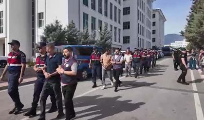 Hırsızlık şüphelilerine, adliyede yakınlarından tükürüklü tepki