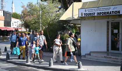 Kuşadası'na iki kruvaziyerle denizden 7 bin 50 turist geldi